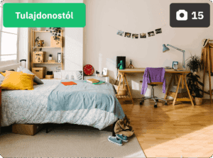 A képen egy világos, otthonos hangulatú hálószoba és dolgozósarok látható, melyben egy nagy ágy, íróasztal, polcos tároló és dekorációs elemek kaptak helyet. A bal felső sarokban zöld címke jelzi, hogy az ingatlan „Tulajdonostól” eladó.