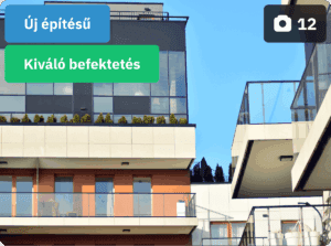 A képen modern, új építésű társasházak erkélyei és üvegfelületei láthatók napsütéses, tiszta időben, a városi ingatlanpiac prémium szegmensére jellemző építészeti stílusban. A bal felső sarokban „Új építésű” és „Kiváló befektetés” címkék utalnak az ingatlan értékajánlatára, míg a jobb felső sarokban a fényképezőgép ikon és „12” szám jelzi az elérhető képek számát.