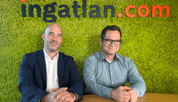 Gürtler László (Raiffeisen Bank) és Balogh László (ingatlan.com) az ingatlan.com podcast stódiójában. Mögöttük mohafal és az ingatlan.com logója.