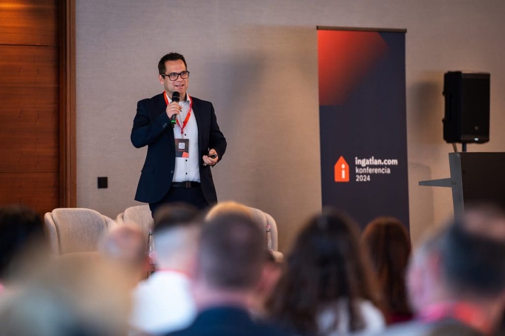 Balogh László, az ingatlan.com vezető gazdasági szakértője előadást tart az ingatlan.com Konferencia 2024 színpadán.