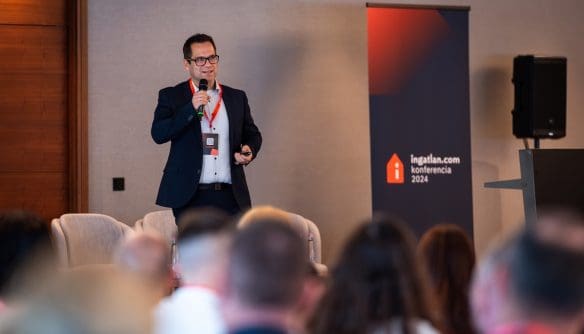 Balogh László, az ingatlan.com vezető gazdasági szakértője előadást tart az ingatlan.com Konferencia 2024 színpadán.