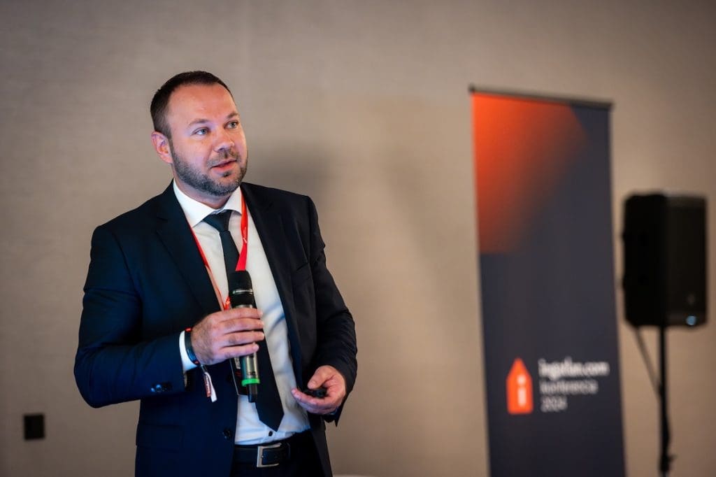 Nagy Tamás a Comferencia színpadán előad 2024 októberében.