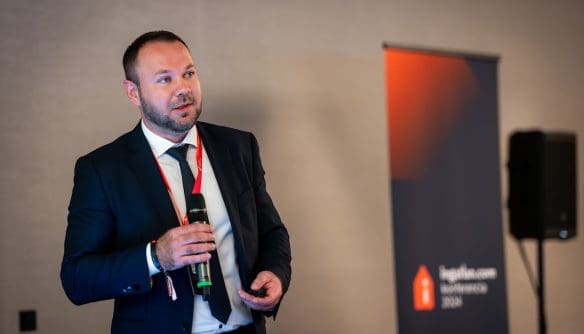 Nagy Tamás a Comferencia színpadán előad 2024 októberében.