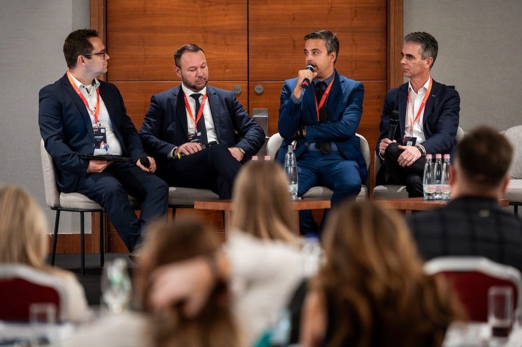 Fotó az ingatlan.com konferencia 2024 panelbeszélgetéséről. Résztvevők balról jobbra: Balogh László (ingatlan.com), Nagy Tamás (MNB), Görög Áron (Cordia), Kiss Gábor (Metrodom).