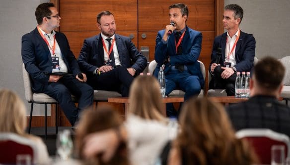 Fotó az ingatlan.com konferencia 2024 panelbeszélgetéséről. Résztvevők balról jobbra: Balogh László (ingatlan.com), Nagy Tamás (MNB), Görög Áron (Cordia), Kiss Gábor (Metrodom).