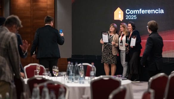 Pillanatkép az iCompass díjátadóról. A díjazott ingatlanközvetítők együtt pózolnak a kamerának.