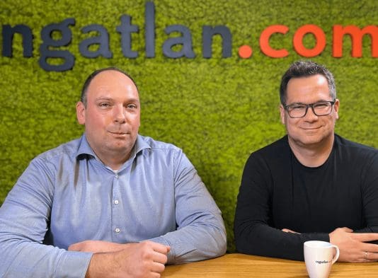 Dr. Hüse István (balra), a Rezideo fejlesztési igazgatója és Balogh László (jobbra), az ingatlan.com vezető gazdasági szakértője az ingatlan.com stúdiójában. Mögöttük zöld mohafal és az ingatlan.com logója látszik.