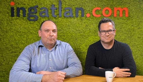Dr. Hüse István (balra), a Rezideo fejlesztési igazgatója és Balogh László (jobbra), az ingatlan.com vezető gazdasági szakértője az ingatlan.com stúdiójában. Mögöttük zöld mohafal és az ingatlan.com logója látszik.