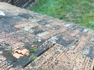 Cseréptető megrepedt cseréppel