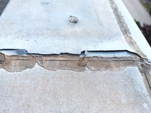 Megrepedt bádog tető