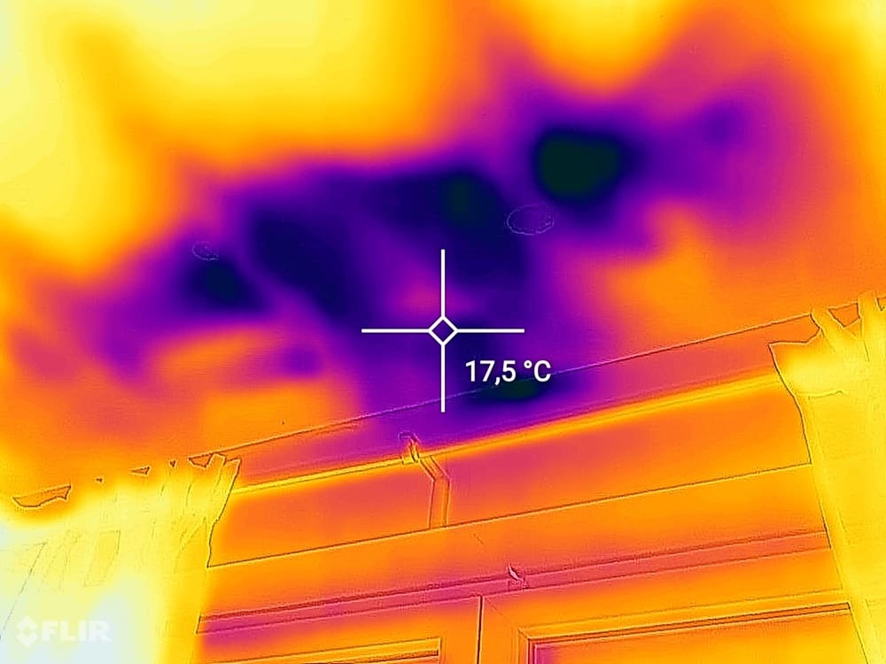 Hőkamerás felvétel. Látható, hogy a padlás egy része sokkal hidegebb, 17,5 celsius fokos és a hőkamerán lila színű. 