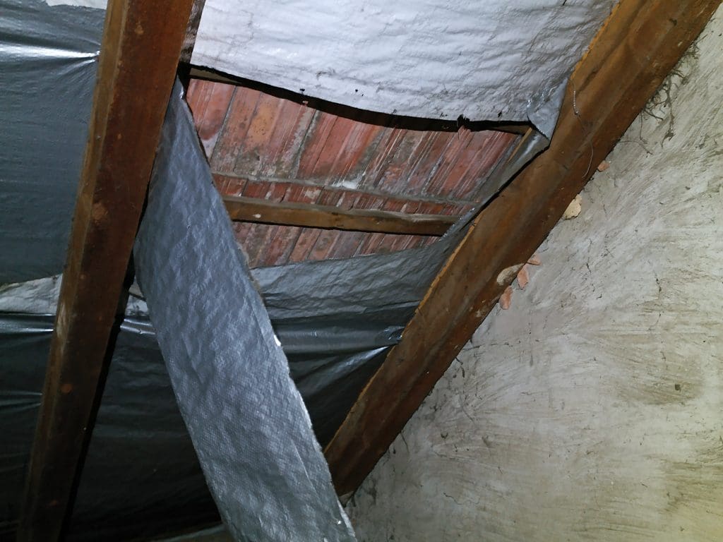 Elszakadt padlásfólia fotója