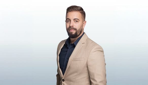 Fekete Bence ingatlanközvetítő portréja.