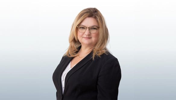 Fekete Anikó, Kecskemét környékén tevékenykedő ingatlanközvetítő portréja.