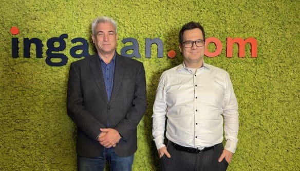 Kiss Ernő, a Magyar Napelem Napkollektor Szövetség elnöke (balra) és Balogh László, az ingatlan.com vezető gazdasági szakértője (jobbra) zöld mohafal előtt. A mohafalon az ingatlan.com logója látható.