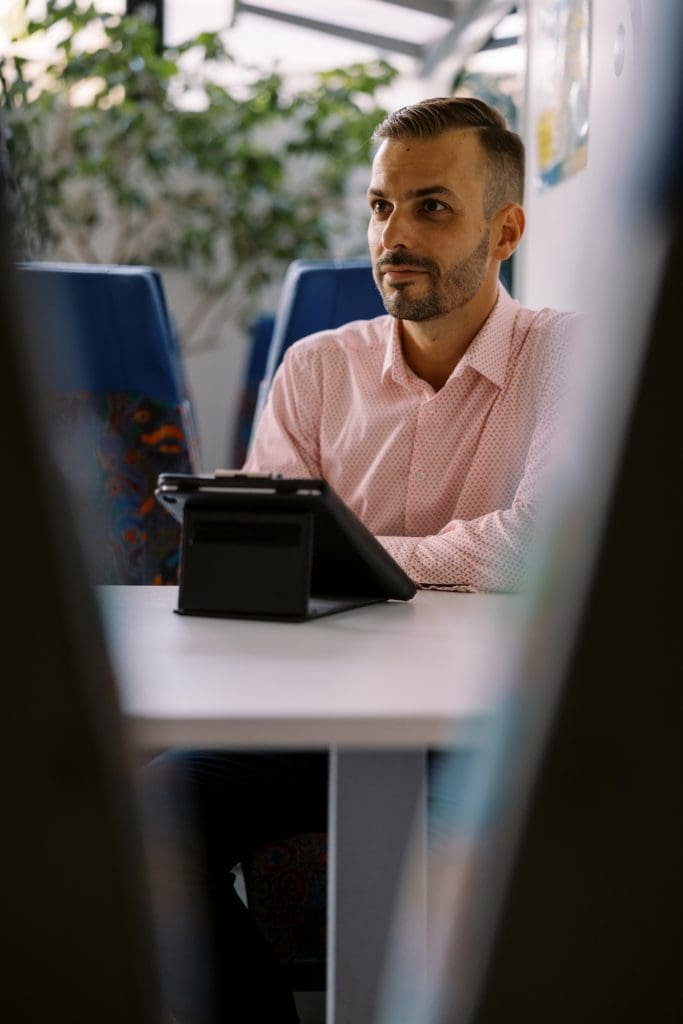 Kiss Tamás László ingatlanközvetítő portérja.