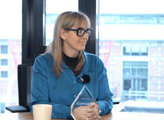 Képernyőkép a YouTube videóból, Vörös Eszter ingatlanközvetítő az ingatlan.com stúdiójában.