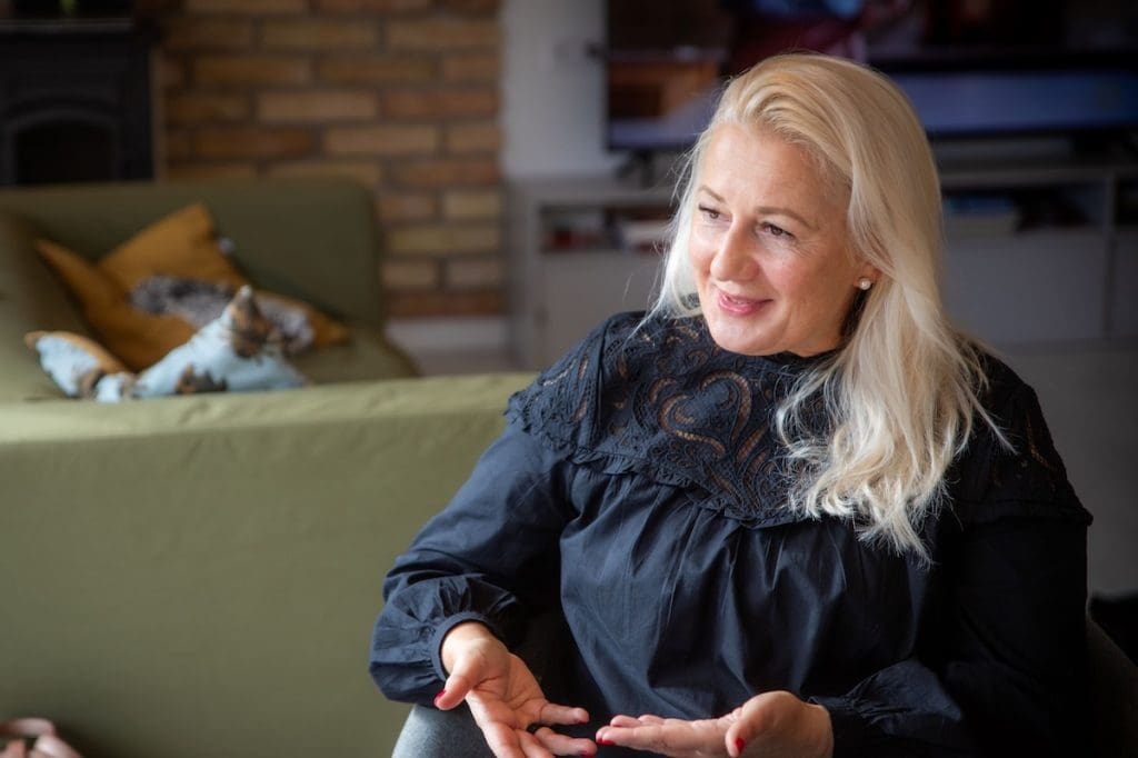 Enyedi Csilla ingatlanközvetítő portréja.