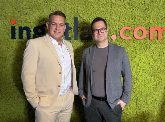 Füst Flórián, a Homes4you értékesítési vezetője (balra) és Balogh László, az ingatlan.com vezető gazdasági szakértője (jobbra) az ingatlan.com stúdiójában.