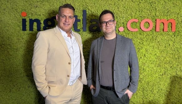 Füst Flórián, a Homes4you értékesítési vezetője (balra) és Balogh László, az ingatlan.com vezető gazdasági szakértője (jobbra) az ingatlan.com stúdiójában.