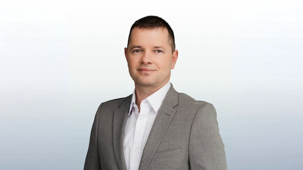 Bubla Zoltán, Mosonmagyaróvár környékén kevékenykedő ingatlanközvetítő portréja.