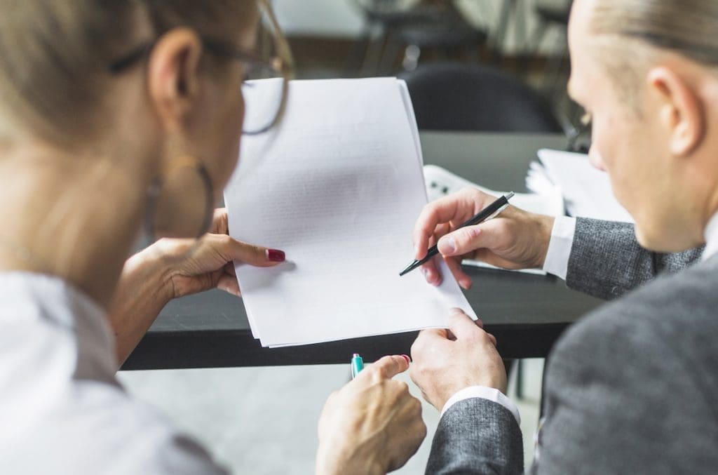 Ingatlanos és megbízó az ingatlanközvetítői szerződés megkötése közben.