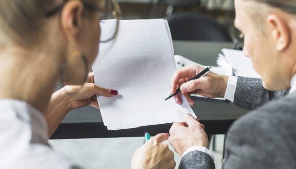 Ingatlanos és megbízó az ingatlanközvetítői szerződés megkötése közben.