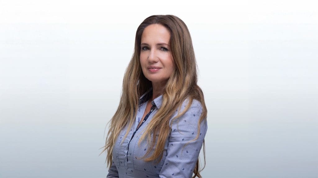 Mogyorós Marianna, Nyíregyháza környékén tevékenykedő ingatlanközvetítő portréja.