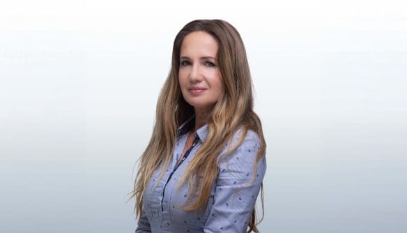 Mogyorósi Marianna, Nyíregyháza környékén tevékenykedő ingatlanközvetítő portréja.