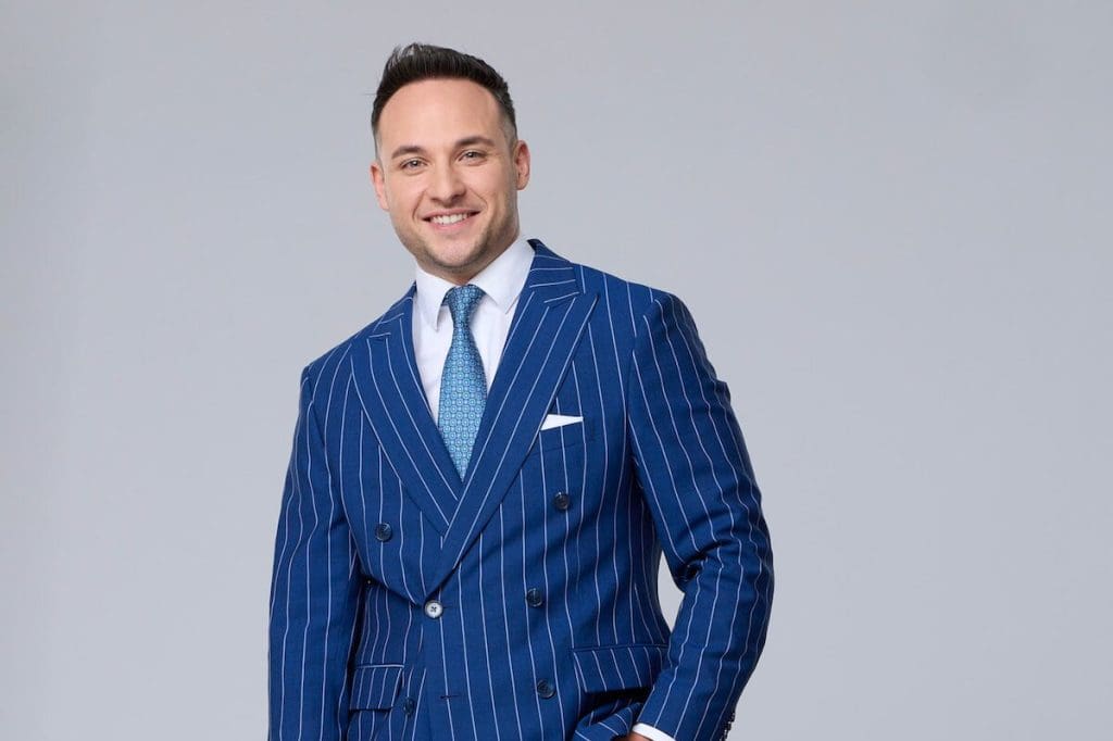 Kiss Zoltán ingatlanos portréja szürke háttér előtt.