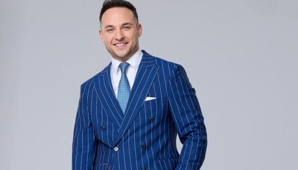 Kiss Zoltán ingatlanos portréja szürke háttér előtt.