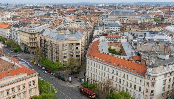 A képen Budapest belvárosa látható.
