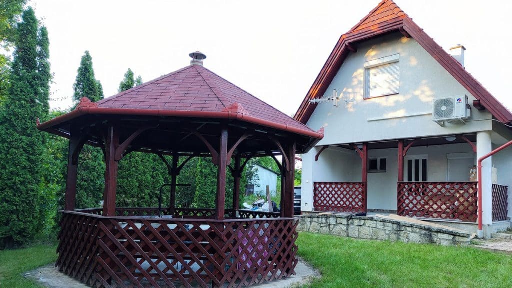 Kétszintes nyaralóház kerti pavilonnal és gondozott udvarral, csendes zöldövezeti környezetben.