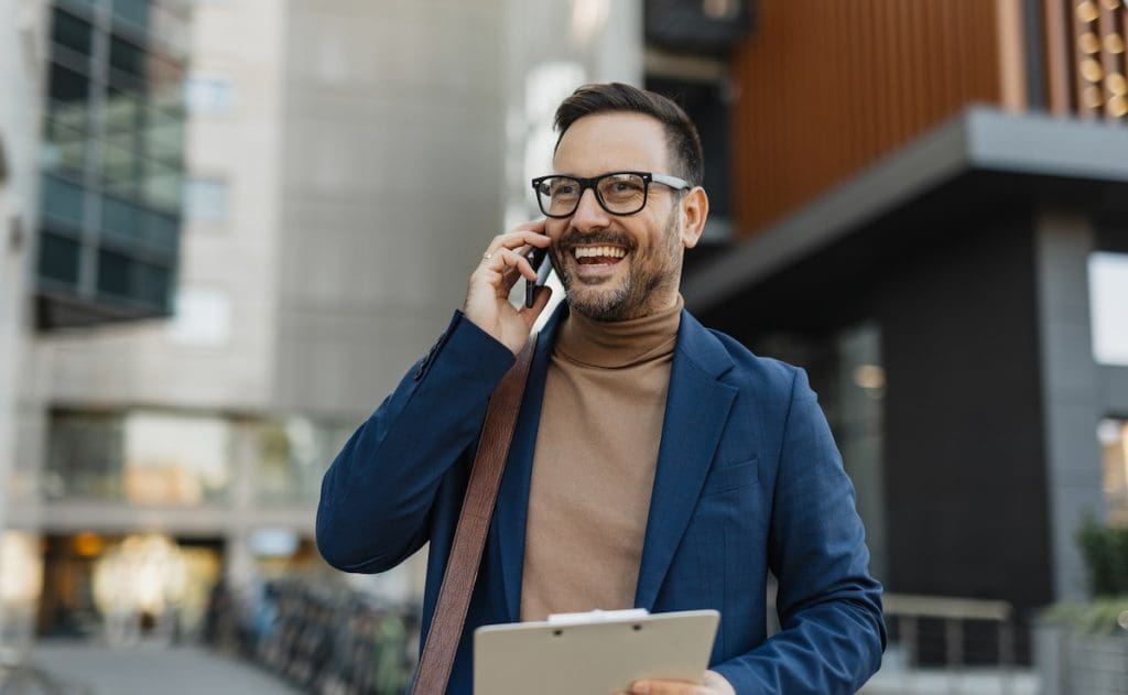 Ingatlan eladója telefonon egyeztet az érdeklődőkkel.