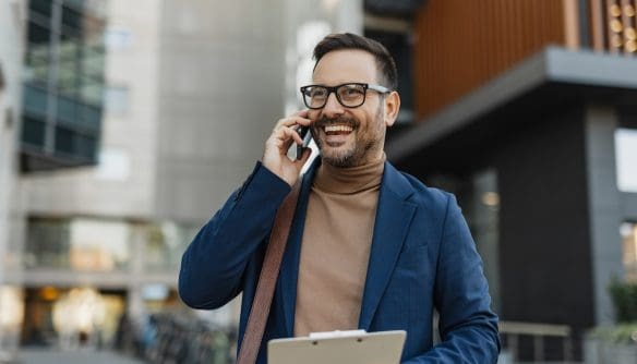 Ingatlan eladója telefonon egyeztet az érdeklődőkkel.
