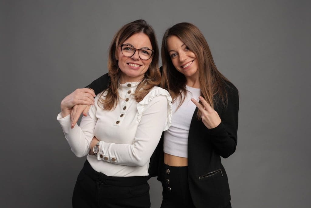 Sipos Erika és Sipos Vivien ingatlanközvetítők portréja.