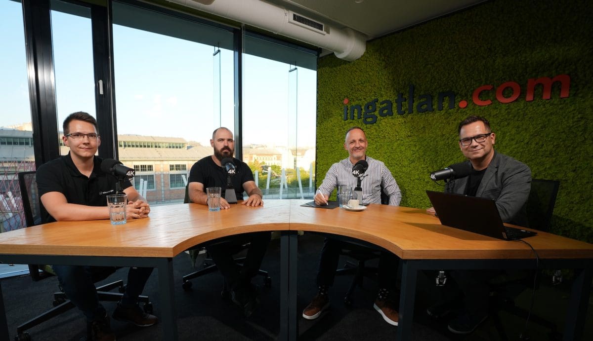 Az ingatlan.com podcast stúdiójában készült beszélgetés. A széles látószögű képen egy félkörívű asztal látható, ami mögött az adás négy résztvevője (a Wienerberger szakértő vendégei és Balogh László vezető gazdasági szakértő) látható.