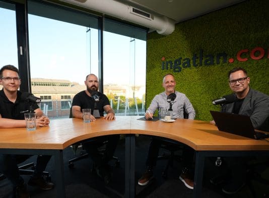 Az ingatlan.com podcast stúdiójában készült beszélgetés. A széles látószögű képen egy félkörívű asztal látható, ami mögött az adás négy résztvevője (a Wienerberger szakértő vendégei és Balogh László vezető gazdasági szakértő) látható.