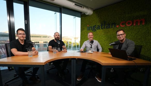 Az ingatlan.com podcast stúdiójában készült beszélgetés. A széles látószögű képen egy félkörívű asztal látható, ami mögött az adás négy résztvevője (a Wienerberger szakértő vendégei és Balogh László vezető gazdasági szakértő) látható.