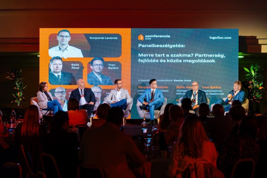 A panelbeszélgetés résztvevői, balról jobbra: Keszler Anna, Görzsöny Péter, Korponai Levente, Tran Balázs, Holló Szilárd és Balla Ákos a Comferencia 2026. színpadán.