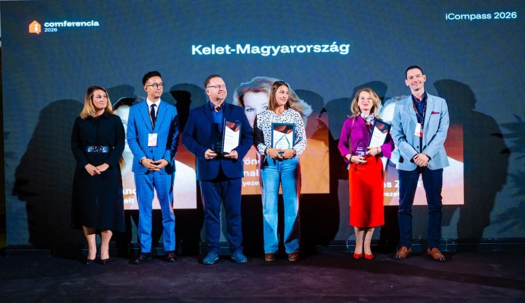 Kelet-Magyarország iCompass díjazottjai, Göröncséri Hajnalka, Kiss Andrea és Héjjas Zsolt a Comferencia színpadán. Mellettük Dr. Tóth Judit Lenke, Tran Balázs és Keleti József.