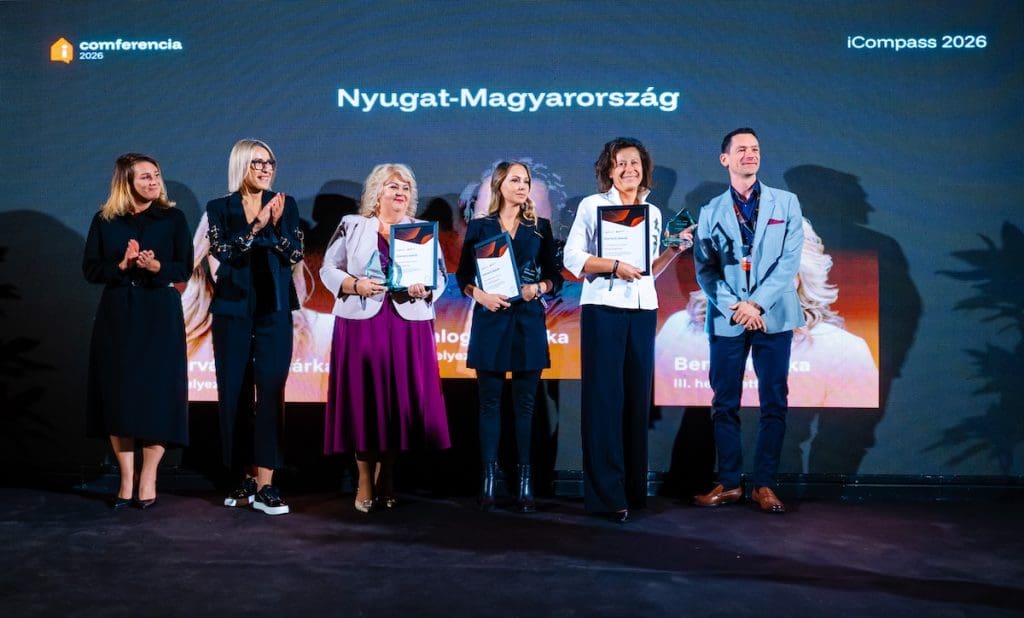 Nyugat-Magyarország régió iCompass díjazottjai a Comferencia színpadán: Balog Boglárka, Horváth Boglárka és Berki Mónika. Mellettük Dr. Tóth Judit Lenke, Básti Marcsi és Keleti József. 