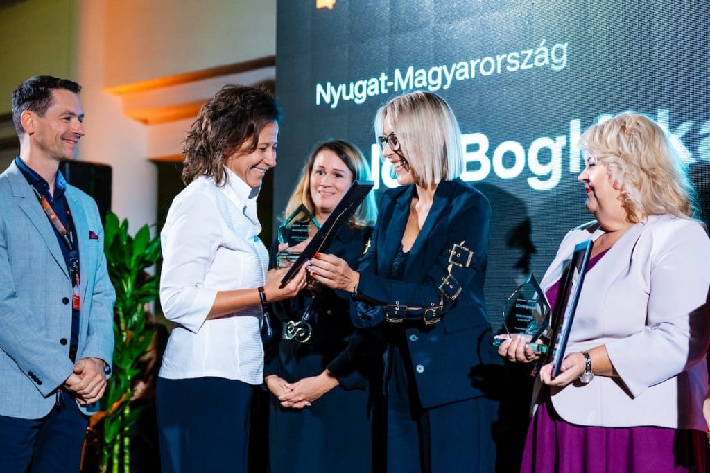 iCompass díj átadás közben. A képen épp Básti Marcsi nyújtja át az iCompass díjat a Nyugat-Magyarország régió első helyezettjének, Balog Boglárkának.
