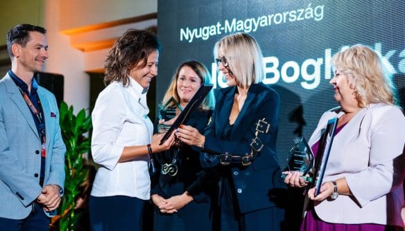 iCompass díj átadás közben. A képen épp Básti Marcsi nyújtja át az iCompass díjat a Nyugat-Magyarország régió első helyezettjének, Balogh Boglárkának.